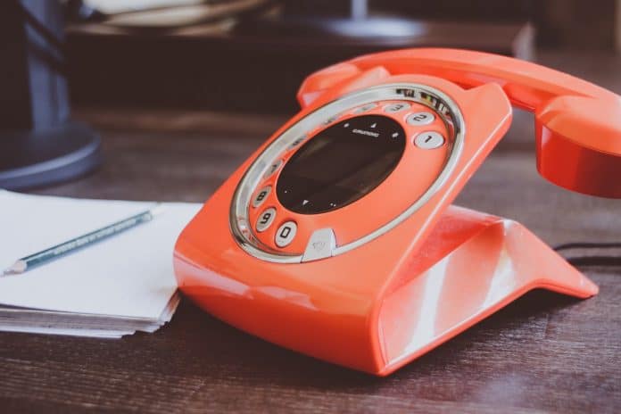 aparelho de telefonia fixa antigo cor laranja