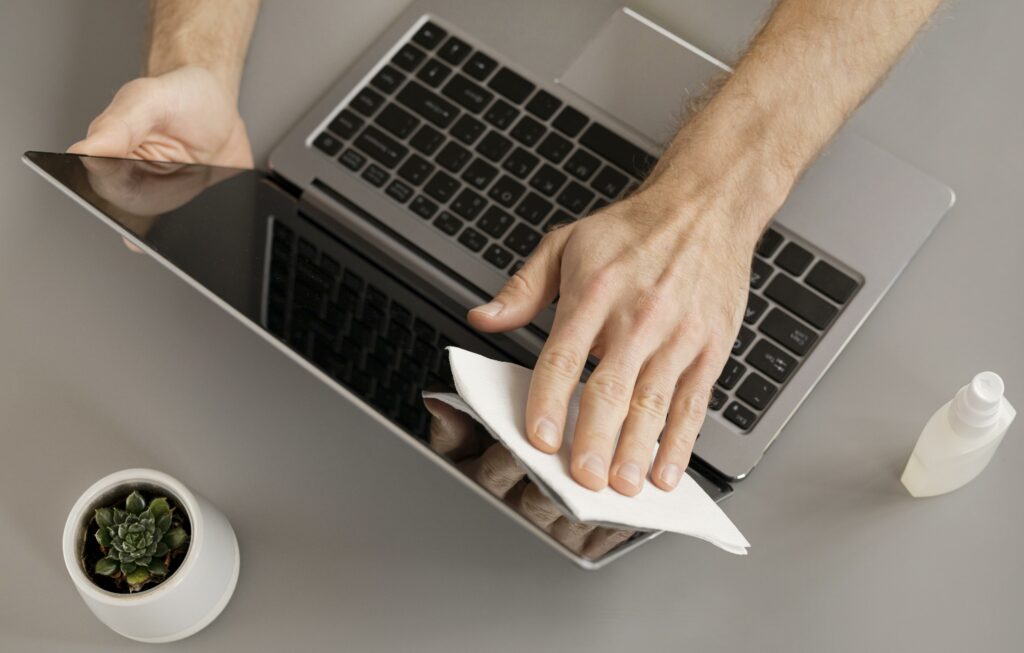como-limpar-a-tela-do-notebook